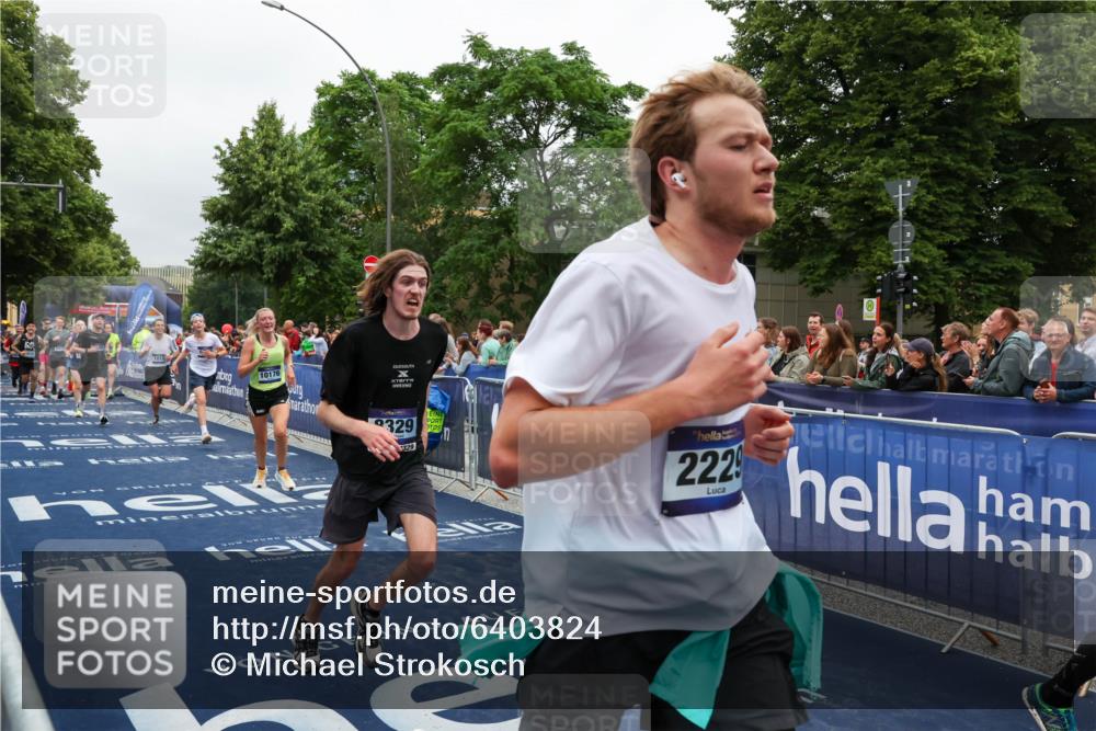 30.06.2024 - hella hamburg halbmarathon Michael Strokosch http://msf.ph/oto/6403824 30.06.2024 10:42:07 Ziel 1010, 1655, 1980, 2229, 3261, 4111, 5014, 7376, 7690, 8329, 9309, 9380, 9538, 10176, 10541, 10595, 11141, 11536, 11756, 12232 meine-sportfotos.de