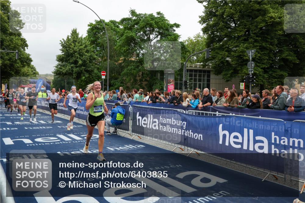 30.06.2024 - hella hamburg halbmarathon Michael Strokosch http://msf.ph/oto/6403835 30.06.2024 10:42:08 Ziel 1010, 1655, 1980, 2229, 3261, 4111, 5014, 7376, 7690, 8329, 9309, 9380, 9538, 10176, 10541, 10595, 11141, 11536, 12232 meine-sportfotos.de