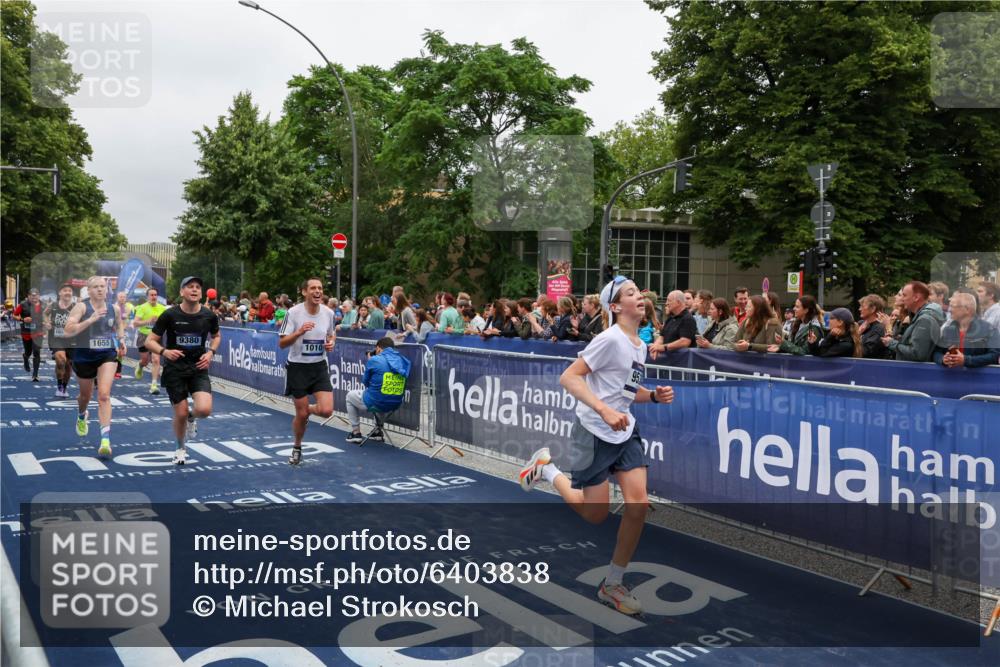 30.06.2024 - hella hamburg halbmarathon Michael Strokosch http://msf.ph/oto/6403838 30.06.2024 10:42:09 Ziel 1010, 1655, 1980, 3261, 4111, 5014, 7690, 8329, 9309, 9380, 9538, 10176, 10541, 10595, 11536, 12232, 13055 meine-sportfotos.de