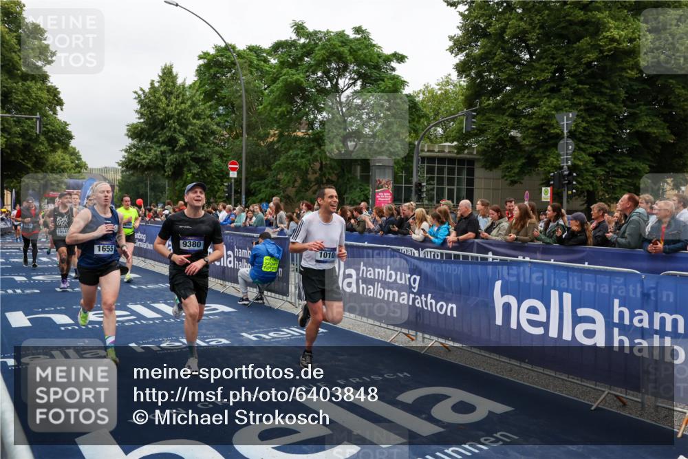 30.06.2024 - hella hamburg halbmarathon Michael Strokosch http://msf.ph/oto/6403848 30.06.2024 10:42:10 Ziel 1010, 1655, 1980, 2887, 4943, 5014, 7690, 9309, 9380, 9538, 10176, 10541, 11536, 12232, 13055 meine-sportfotos.de