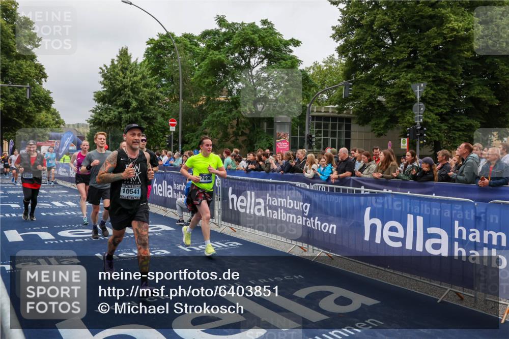 30.06.2024 - hella hamburg halbmarathon Michael Strokosch http://msf.ph/oto/6403851 30.06.2024 10:42:12 Ziel 1010, 1655, 1980, 2887, 4943, 5014, 7690, 9309, 9380, 10541, 11536, 12232, 13055 meine-sportfotos.de
