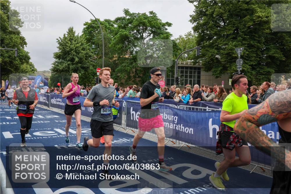 30.06.2024 - hella hamburg halbmarathon Michael Strokosch http://msf.ph/oto/6403863 30.06.2024 10:42:13 Ziel 1980, 2887, 4943, 5014, 6448, 7690, 9309, 10200, 10541, 11536, 12198, 12232, 13055 meine-sportfotos.de