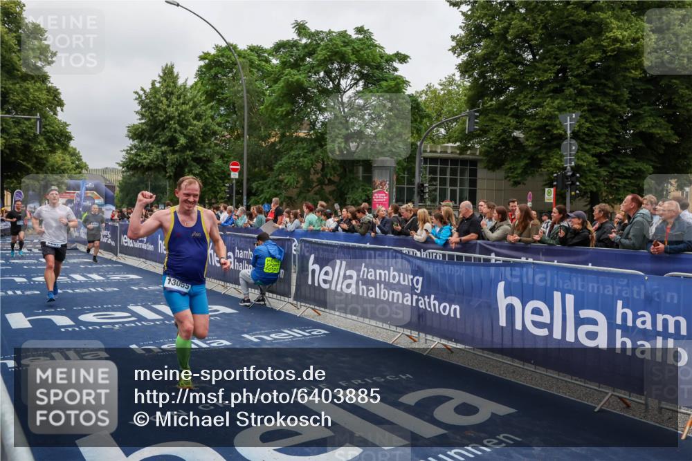 30.06.2024 - hella hamburg halbmarathon Michael Strokosch http://msf.ph/oto/6403885 30.06.2024 10:42:15 Ziel 675, 1980, 2887, 4943, 5014, 5900, 6448, 9309, 9570, 10200, 12198, 12219, 12232, 13055 meine-sportfotos.de