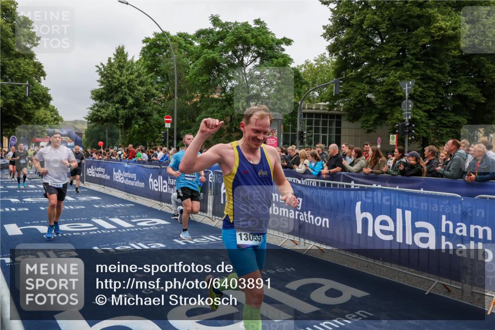 30.06.2024 - hella hamburg halbmarathon Michael Strokosch http://msf.ph/oto/6403891 30.06.2024 10:42:16 Ziel 675, 2887, 4943, 5900, 6448, 9309, 9570, 10200, 12198, 12219, 13055 meine-sportfotos.de