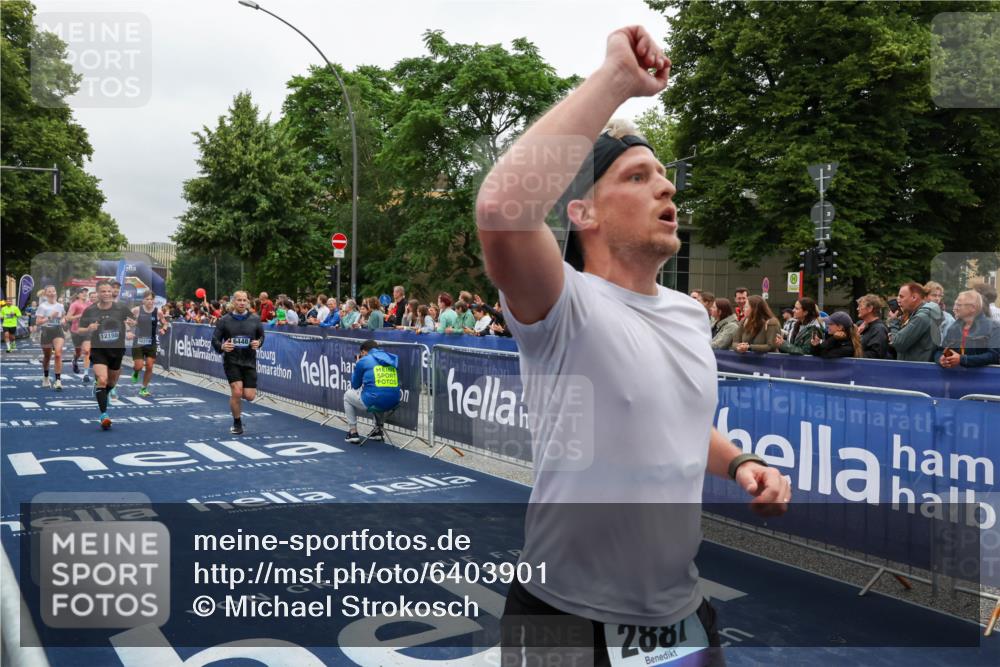 30.06.2024 - hella hamburg halbmarathon Michael Strokosch http://msf.ph/oto/6403901 30.06.2024 10:42:18 Ziel 675, 1544, 2887, 4943, 5900, 6448, 8802, 9570, 10200, 12198, 12219, 13055 meine-sportfotos.de