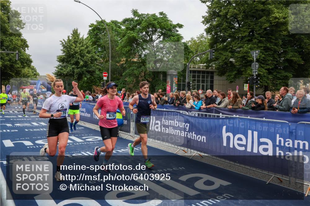 30.06.2024 - hella hamburg halbmarathon Michael Strokosch http://msf.ph/oto/6403925 30.06.2024 10:42:21 Ziel 675, 1544, 2275, 5900, 6448, 8072, 8802, 9570, 10122, 10200, 12198, 12219 meine-sportfotos.de