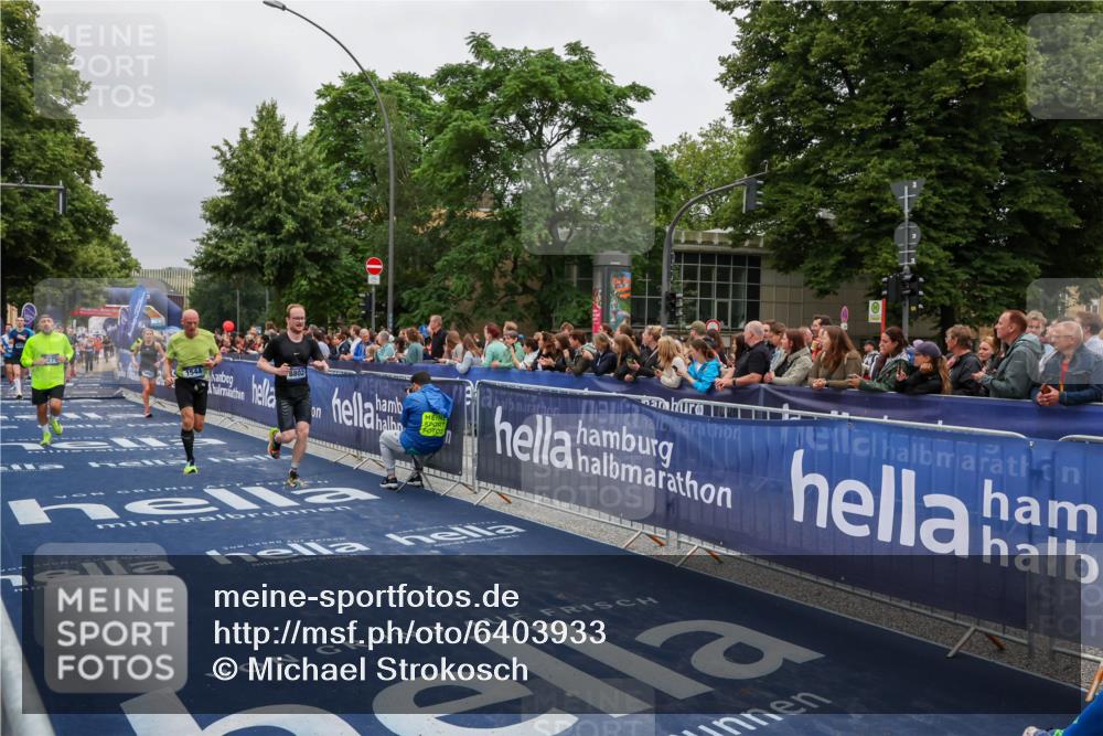 30.06.2024 - hella hamburg halbmarathon Michael Strokosch http://msf.ph/oto/6403933 30.06.2024 10:42:23 Ziel 675, 1544, 2275, 5900, 7321, 8072, 8802, 9570, 10122, 12219 meine-sportfotos.de