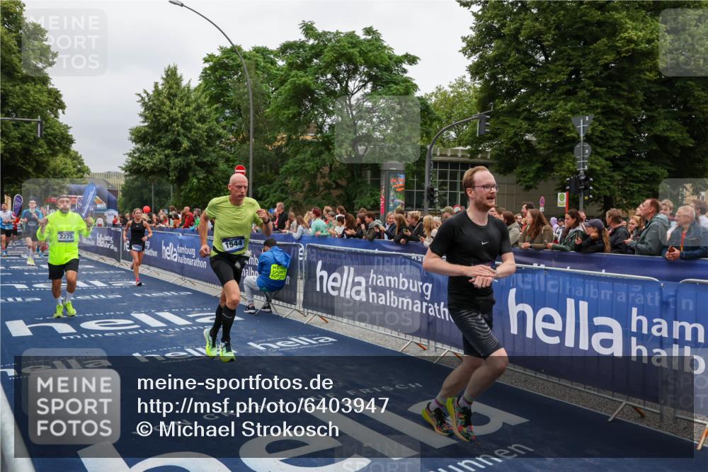 30.06.2024 - hella hamburg halbmarathon Michael Strokosch http://msf.ph/oto/6403947 30.06.2024 10:42:24 Ziel 1544, 2275, 5900, 7321, 8072, 8802, 10122 meine-sportfotos.de