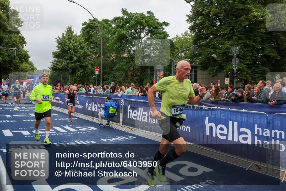 30.06.2024 - hella hamburg halbmarathon Michael Strokosch http://msf.ph/oto/6403950 30.06.2024 10:42:25 Ziel 1544, 2275, 7321, 8072, 8802, 10122, 11004, 11111 meine-sportfotos.de