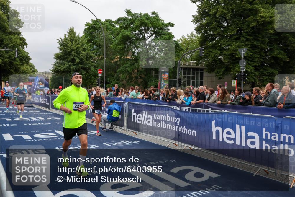 30.06.2024 - hella hamburg halbmarathon Michael Strokosch http://msf.ph/oto/6403955 30.06.2024 10:42:26 Ziel 1544, 2275, 7321, 8072, 8802, 8836, 10122, 11004, 11111 meine-sportfotos.de