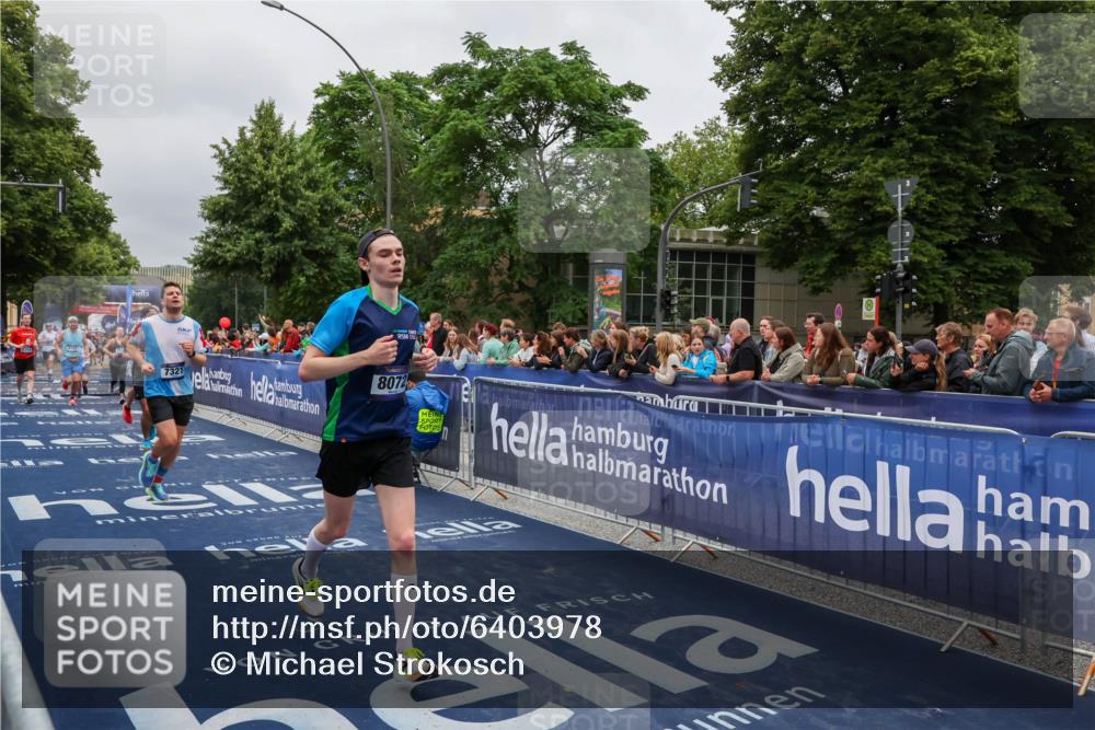30.06.2024 - hella hamburg halbmarathon Michael Strokosch http://msf.ph/oto/6403978 30.06.2024 10:42:28 Ziel 2254, 2275, 7321, 8072, 8789, 8836, 10122, 11004, 11023, 11111 meine-sportfotos.de