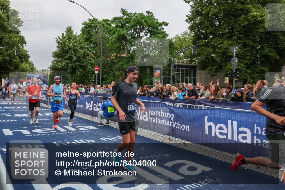 30.06.2024 - hella hamburg halbmarathon Michael Strokosch http://msf.ph/oto/6404000 30.06.2024 10:42:32 Ziel 2254, 6912, 7321, 8789, 8836, 11004, 11023, 11111 meine-sportfotos.de