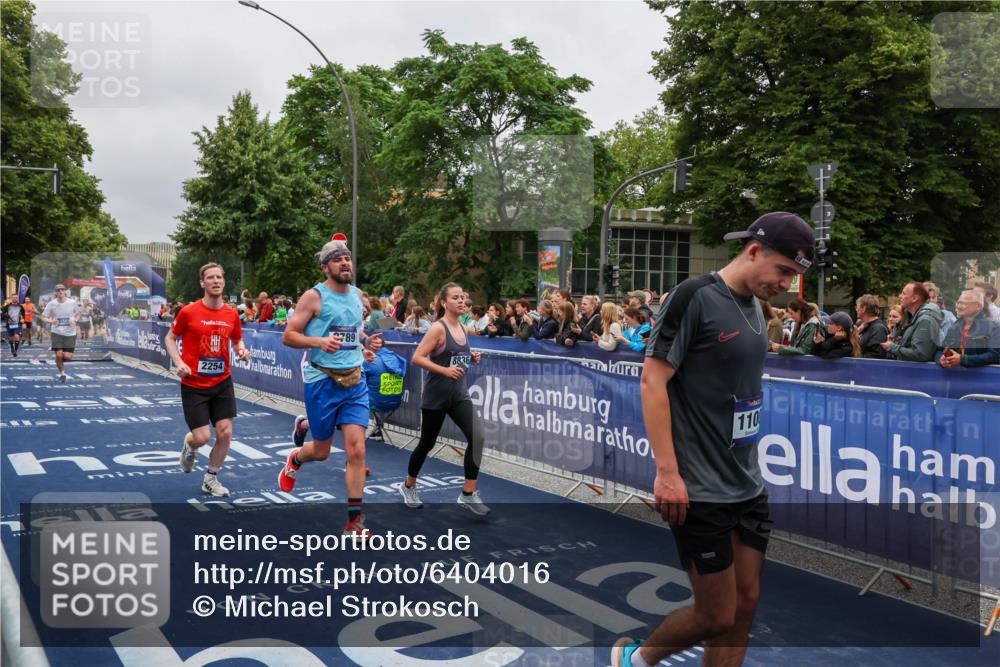 30.06.2024 - hella hamburg halbmarathon Michael Strokosch http://msf.ph/oto/6404016 30.06.2024 10:42:33 Ziel 2254, 3431, 6912, 8789, 8836, 11004, 11023, 11111 meine-sportfotos.de