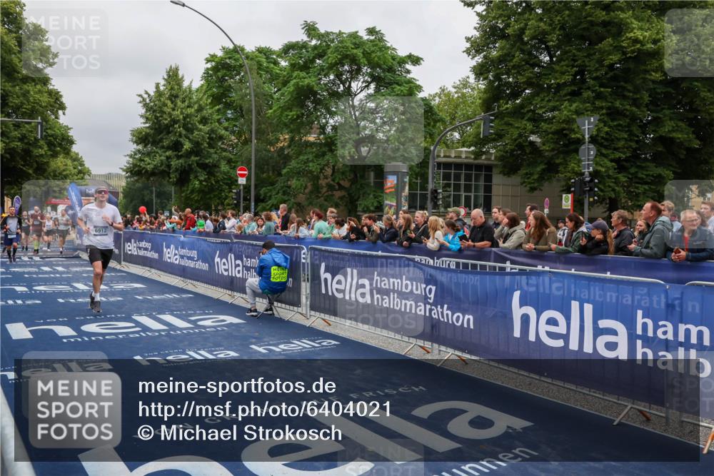 30.06.2024 - hella hamburg halbmarathon Michael Strokosch http://msf.ph/oto/6404021 30.06.2024 10:42:35 Ziel 2165, 2254, 3431, 6331, 6912, 8789, 8836, 10376, 11023, 13087 meine-sportfotos.de