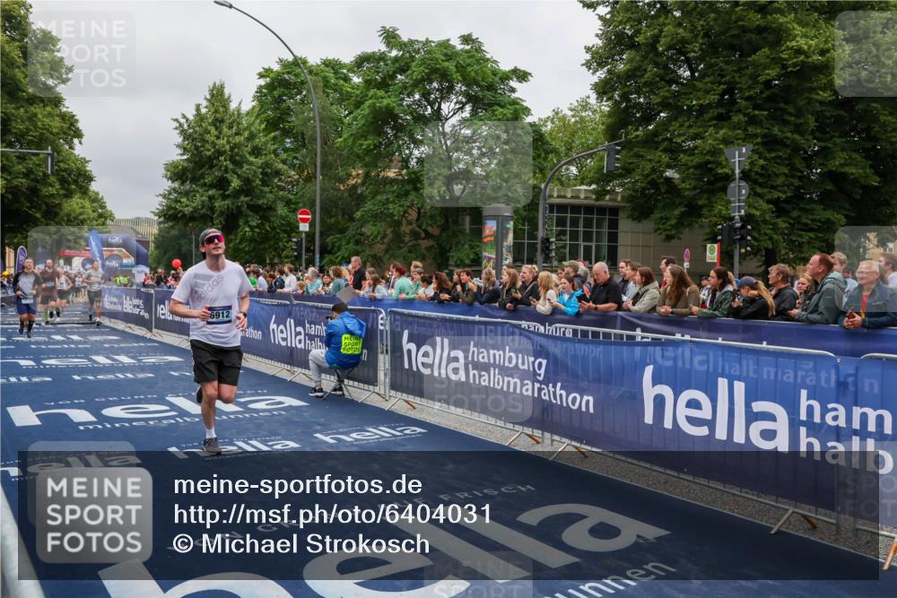 30.06.2024 - hella hamburg halbmarathon Michael Strokosch http://msf.ph/oto/6404031 30.06.2024 10:42:36 Ziel 2165, 2254, 3431, 4256, 5879, 6331, 6912, 8789, 10376, 10990, 11023, 12271, 13087 meine-sportfotos.de