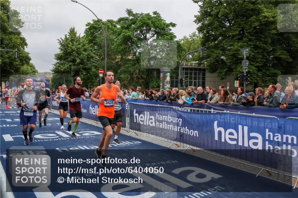 30.06.2024 - hella hamburg halbmarathon Michael Strokosch http://msf.ph/oto/6404050 30.06.2024 10:42:40 Ziel 2165, 3431, 4256, 5879, 6331, 9973, 10376, 10990, 12271, 13015, 13087 meine-sportfotos.de