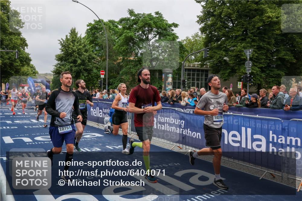 30.06.2024 - hella hamburg halbmarathon Michael Strokosch http://msf.ph/oto/6404071 30.06.2024 10:42:41 Ziel 2165, 2968, 3431, 4256, 5879, 6331, 9973, 10376, 10990, 12271, 13015, 13087 meine-sportfotos.de