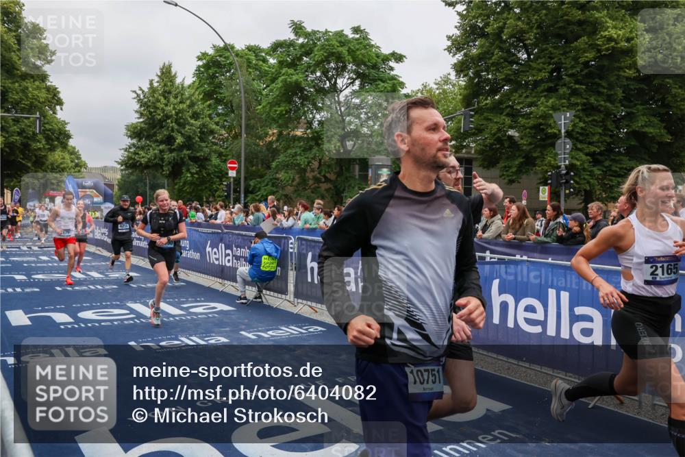 30.06.2024 - hella hamburg halbmarathon Michael Strokosch http://msf.ph/oto/6404082 30.06.2024 10:42:42 Ziel 2165, 2968, 3431, 4256, 5879, 6218, 6331, 7157, 9973, 10376, 10990, 12271, 13015, 13087 meine-sportfotos.de