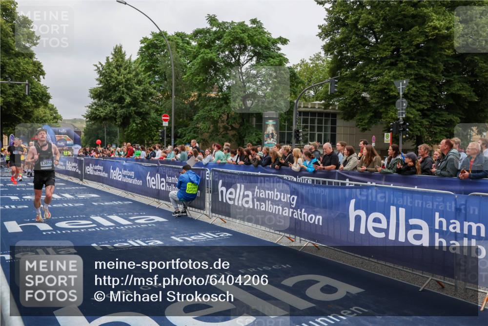 30.06.2024 - hella hamburg halbmarathon Michael Strokosch http://msf.ph/oto/6404206 30.06.2024 10:42:45 Ziel 2968, 4256, 5471, 5879, 6218, 7157, 8364, 9973, 10990, 12271, 13015 meine-sportfotos.de