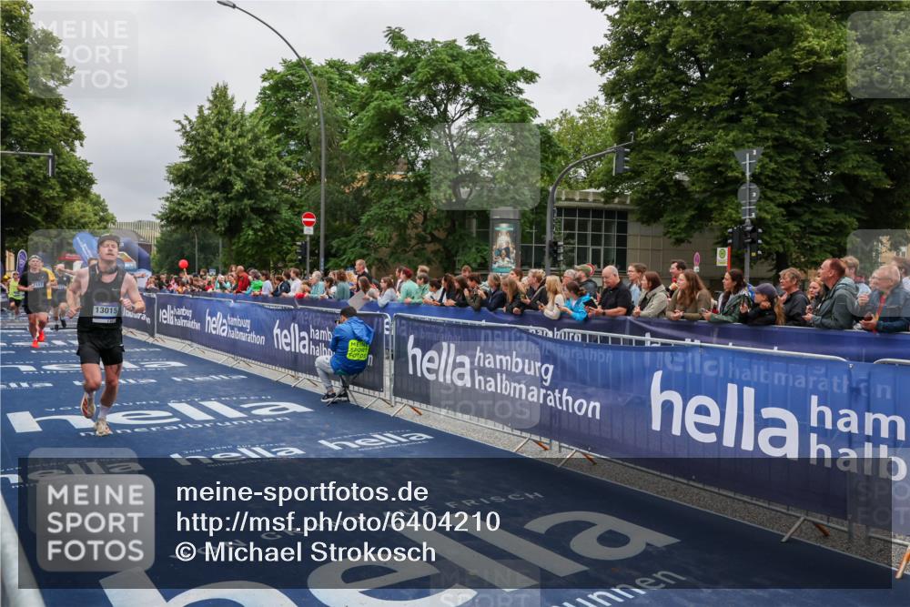 30.06.2024 - hella hamburg halbmarathon Michael Strokosch http://msf.ph/oto/6404210 30.06.2024 10:42:46 Ziel 2968, 5468, 5471, 6218, 7096, 7157, 8364, 9973, 13015, 13449 meine-sportfotos.de