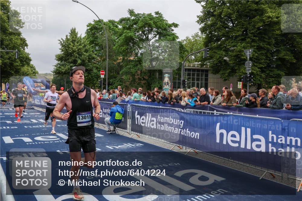 30.06.2024 - hella hamburg halbmarathon Michael Strokosch http://msf.ph/oto/6404224 30.06.2024 10:42:47 Ziel 966, 2968, 5468, 5471, 6218, 7096, 7157, 8364, 9524, 13015, 13449 meine-sportfotos.de