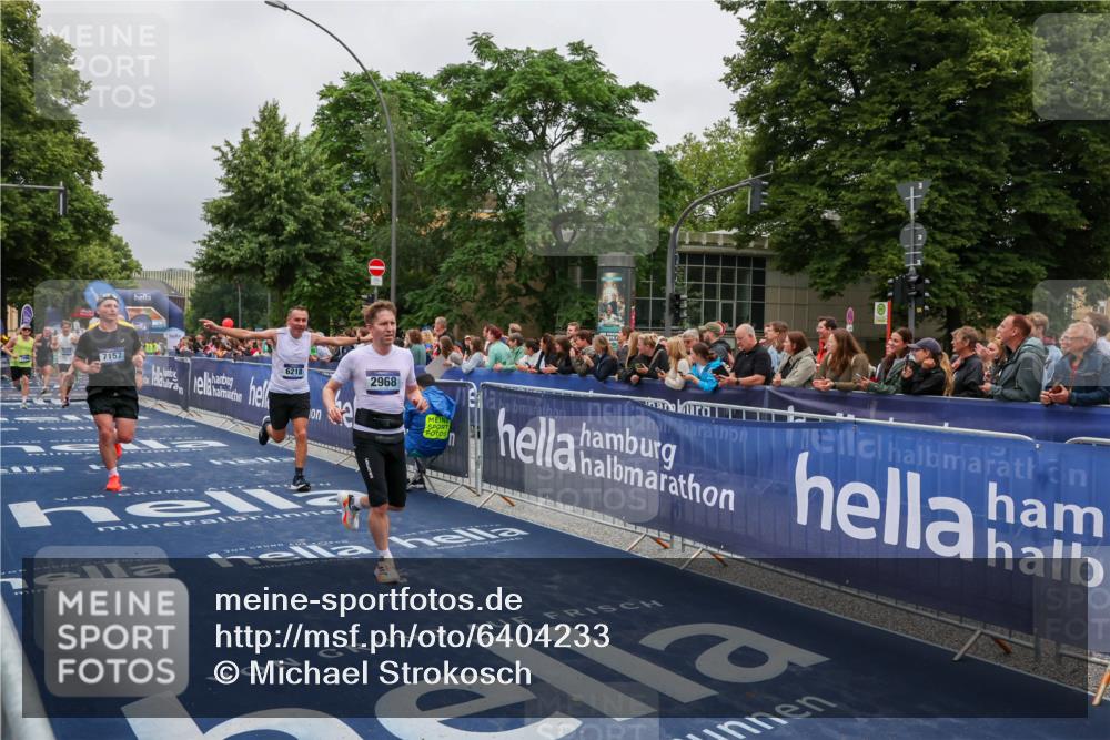 30.06.2024 - hella hamburg halbmarathon Michael Strokosch http://msf.ph/oto/6404233 30.06.2024 10:42:48 Ziel 966, 2968, 5468, 5471, 6218, 7096, 7157, 8364, 9524, 13015, 13449 meine-sportfotos.de