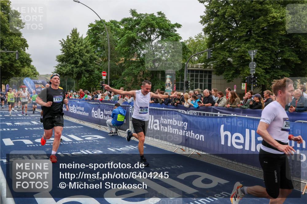 30.06.2024 - hella hamburg halbmarathon Michael Strokosch http://msf.ph/oto/6404245 30.06.2024 10:42:49 Ziel 883, 966, 2968, 5468, 5471, 6218, 7096, 7157, 8364, 9524, 13015, 13449 meine-sportfotos.de