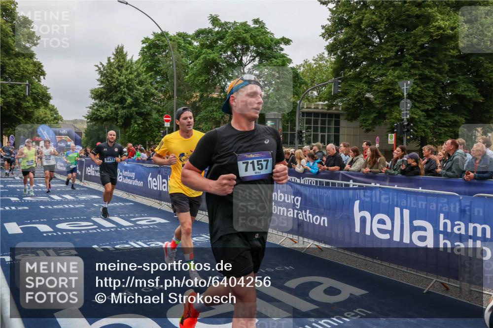 30.06.2024 - hella hamburg halbmarathon Michael Strokosch http://msf.ph/oto/6404256 30.06.2024 10:42:50 Ziel 883, 966, 2968, 4986, 5468, 5471, 5864, 6218, 7096, 7157, 8364, 9524, 10226, 13449 meine-sportfotos.de