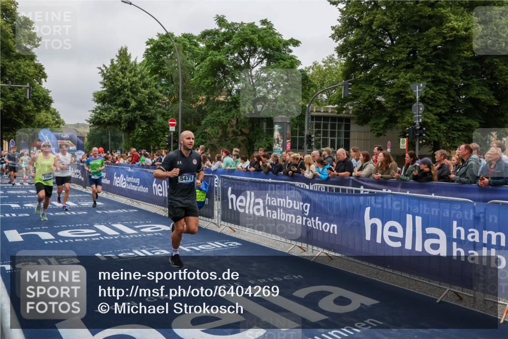 30.06.2024 - hella hamburg halbmarathon Michael Strokosch http://msf.ph/oto/6404269 30.06.2024 10:42:51 Ziel 883, 966, 2040, 4986, 5468, 5471, 5864, 6218, 7066, 7096, 7157, 7753, 8364, 9524, 10226, 11131, 13449 meine-sportfotos.de