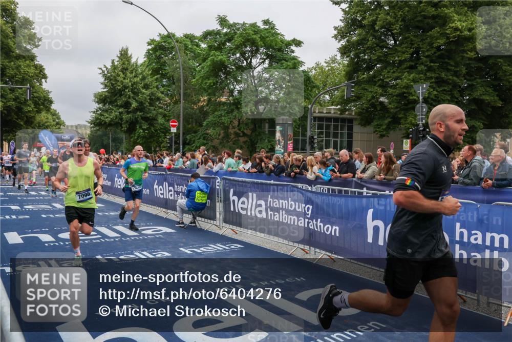 30.06.2024 - hella hamburg halbmarathon Michael Strokosch http://msf.ph/oto/6404276 30.06.2024 10:42:52 Ziel 883, 966, 2040, 4457, 4986, 5468, 5471, 5864, 7066, 7096, 7753, 8364, 9524, 10226, 11131, 11986, 13449 meine-sportfotos.de