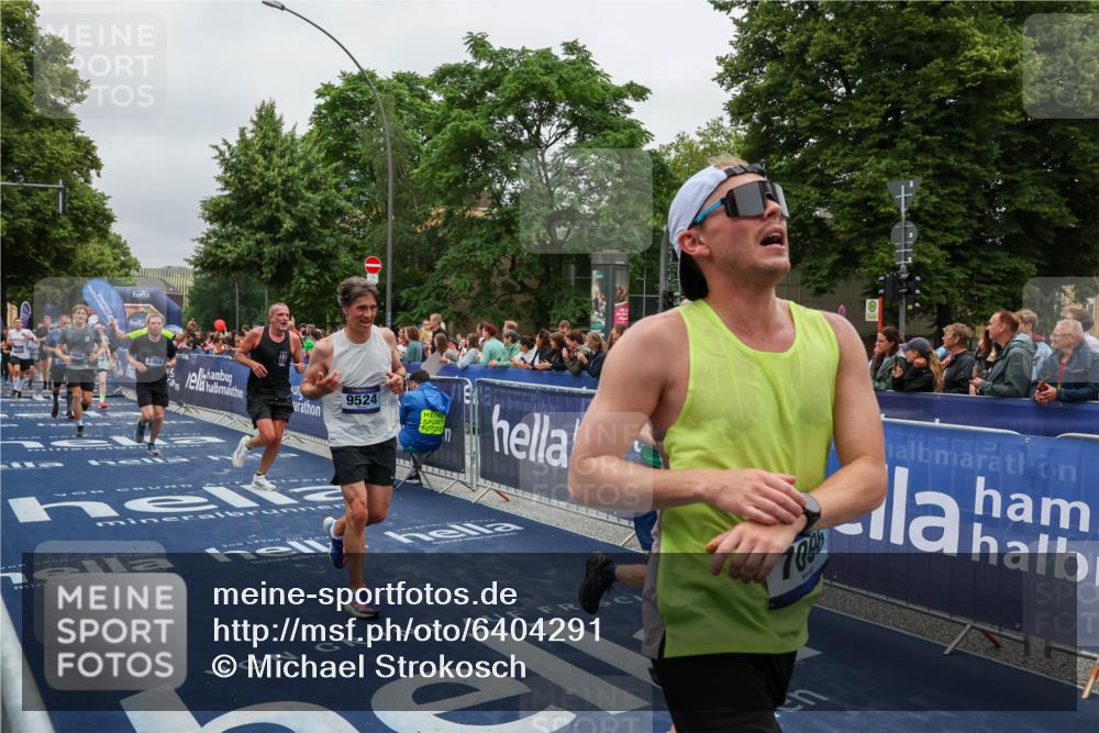 30.06.2024 - hella hamburg halbmarathon Michael Strokosch http://msf.ph/oto/6404291 30.06.2024 10:42:53 Ziel 883, 966, 2040, 4457, 4986, 5468, 5471, 5864, 7065, 7066, 7096, 7753, 9524, 10226, 11131, 11629, 11986, 12350, 13449 meine-sportfotos.de