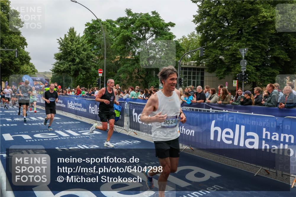 30.06.2024 - hella hamburg halbmarathon Michael Strokosch http://msf.ph/oto/6404298 30.06.2024 10:42:54 Ziel 883, 966, 2040, 4457, 4986, 5468, 5864, 7065, 7066, 7096, 7753, 9524, 10226, 10978, 11131, 11629, 11986, 12350, 13449 meine-sportfotos.de