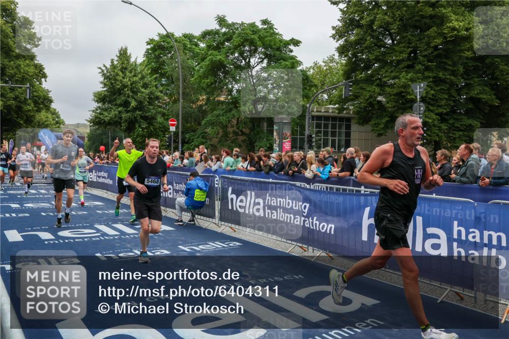 30.06.2024 - hella hamburg halbmarathon Michael Strokosch http://msf.ph/oto/6404311 30.06.2024 10:42:55 Ziel 883, 966, 2040, 4457, 4986, 5242, 5468, 5864, 7065, 7066, 7096, 7753, 9524, 9986, 10226, 10978, 11131, 11629, 11986, 12350, 13449 meine-sportfotos.de