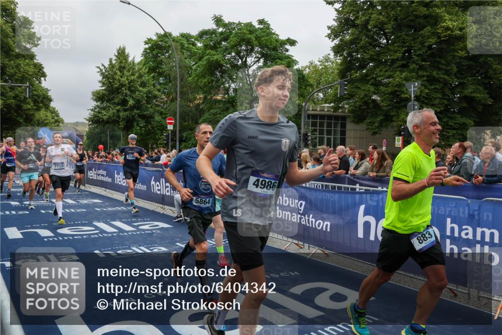 30.06.2024 - hella hamburg halbmarathon Michael Strokosch http://msf.ph/oto/6404342 30.06.2024 10:42:57 Ziel 883, 2040, 4457, 4986, 5242, 5864, 6007, 6820, 7065, 7066, 7753, 9986, 10226, 10978, 11131, 11629, 11986, 12350 meine-sportfotos.de