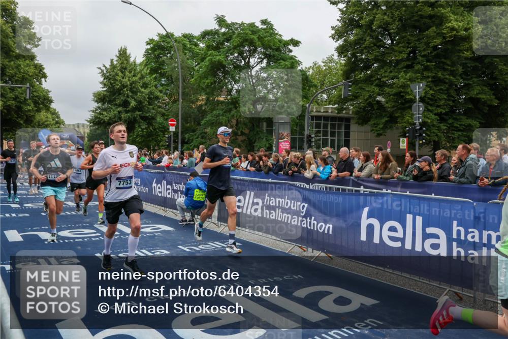 30.06.2024 - hella hamburg halbmarathon Michael Strokosch http://msf.ph/oto/6404354 30.06.2024 10:42:58 Ziel 738, 883, 2040, 3613, 4457, 4986, 5242, 5864, 6007, 6820, 7065, 7066, 7753, 9986, 10226, 10978, 11131, 11629, 11986, 12350 meine-sportfotos.de