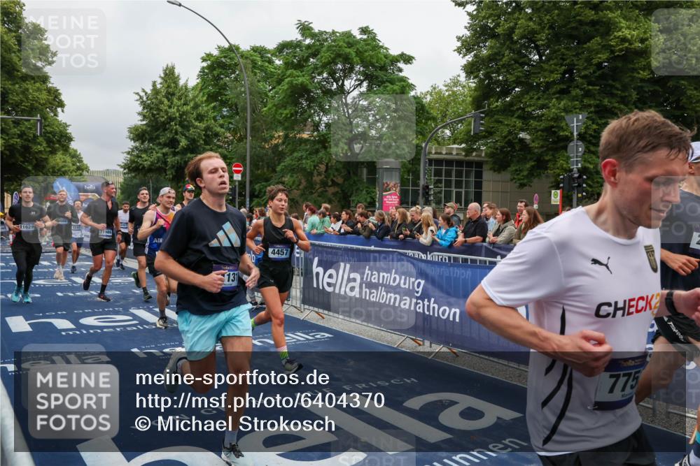 30.06.2024 - hella hamburg halbmarathon Michael Strokosch http://msf.ph/oto/6404370 30.06.2024 10:42:59 Ziel 738, 2040, 3613, 4457, 4986, 5242, 5864, 6007, 6820, 7065, 7066, 7753, 9986, 10226, 10978, 11131, 11629, 11986, 12350 meine-sportfotos.de