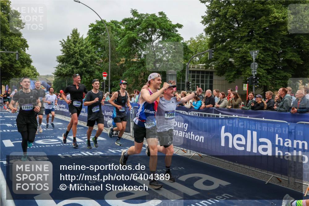 30.06.2024 - hella hamburg halbmarathon Michael Strokosch http://msf.ph/oto/6404389 30.06.2024 10:43:00 Ziel 738, 2040, 3338, 3613, 4457, 5242, 6007, 6820, 6855, 7065, 7066, 7753, 9986, 10978, 11131, 11629, 11986, 12350 meine-sportfotos.de