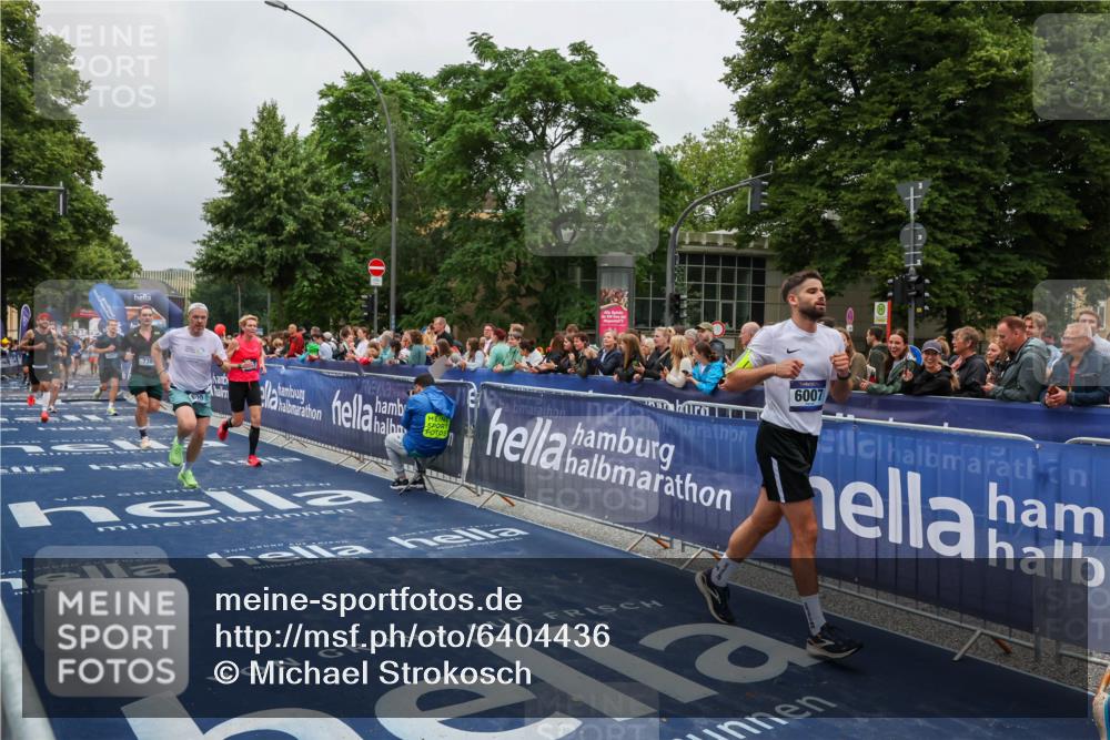 30.06.2024 - hella hamburg halbmarathon Michael Strokosch http://msf.ph/oto/6404436 30.06.2024 10:43:03 Ziel 738, 3338, 3613, 5233, 5242, 5482, 6007, 6820, 6855, 9986, 10978 meine-sportfotos.de