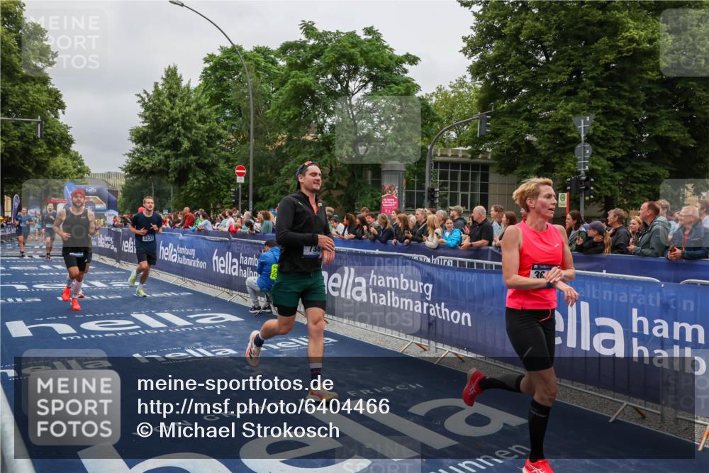30.06.2024 - hella hamburg halbmarathon Michael Strokosch http://msf.ph/oto/6404466 30.06.2024 10:43:05 Ziel 738, 1887, 3338, 3613, 5233, 5482, 6007, 6820, 6855, 7429, 11514 meine-sportfotos.de