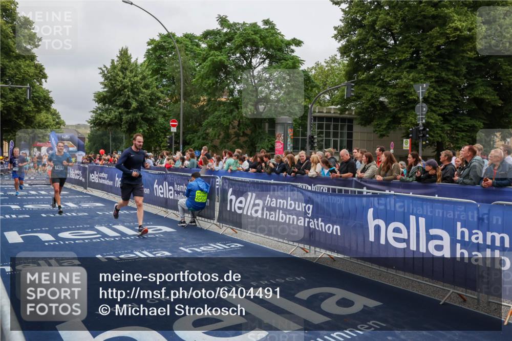 30.06.2024 - hella hamburg halbmarathon Michael Strokosch http://msf.ph/oto/6404491 30.06.2024 10:43:08 Ziel 1887, 3338, 5233, 5482, 6855, 7429, 11514, 11894 meine-sportfotos.de