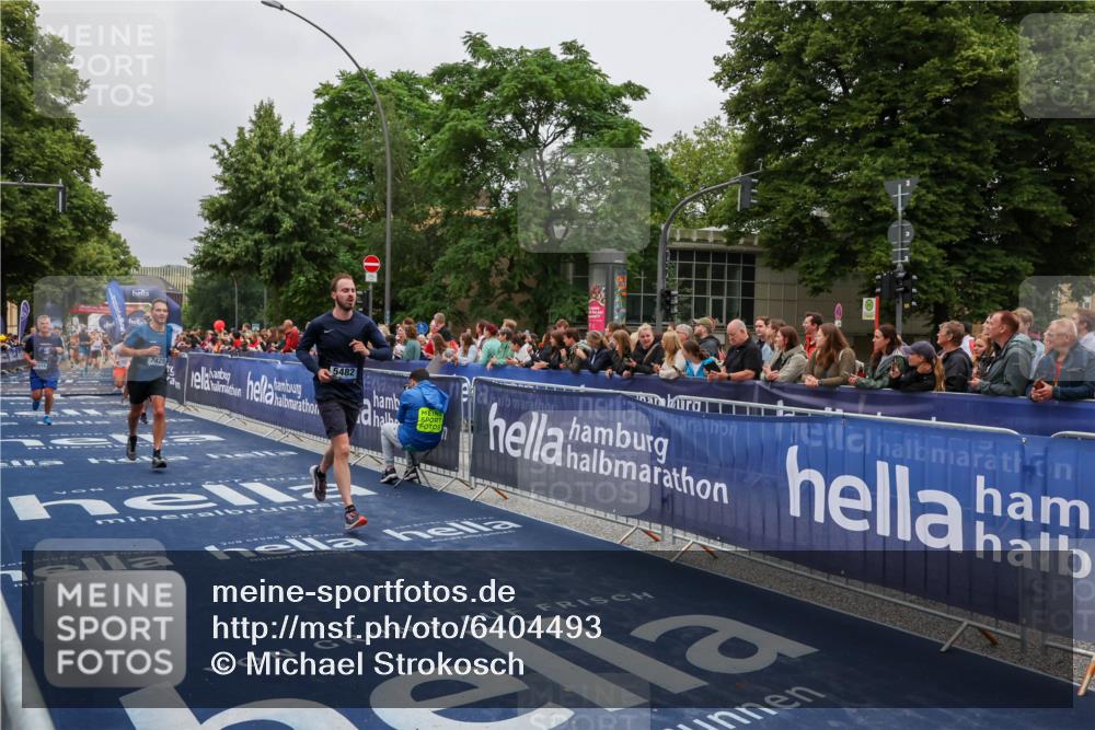 30.06.2024 - hella hamburg halbmarathon Michael Strokosch http://msf.ph/oto/6404493 30.06.2024 10:43:09 Ziel 1887, 3338, 4388, 4691, 4849, 5233, 5482, 6855, 7429, 11514, 11894 meine-sportfotos.de
