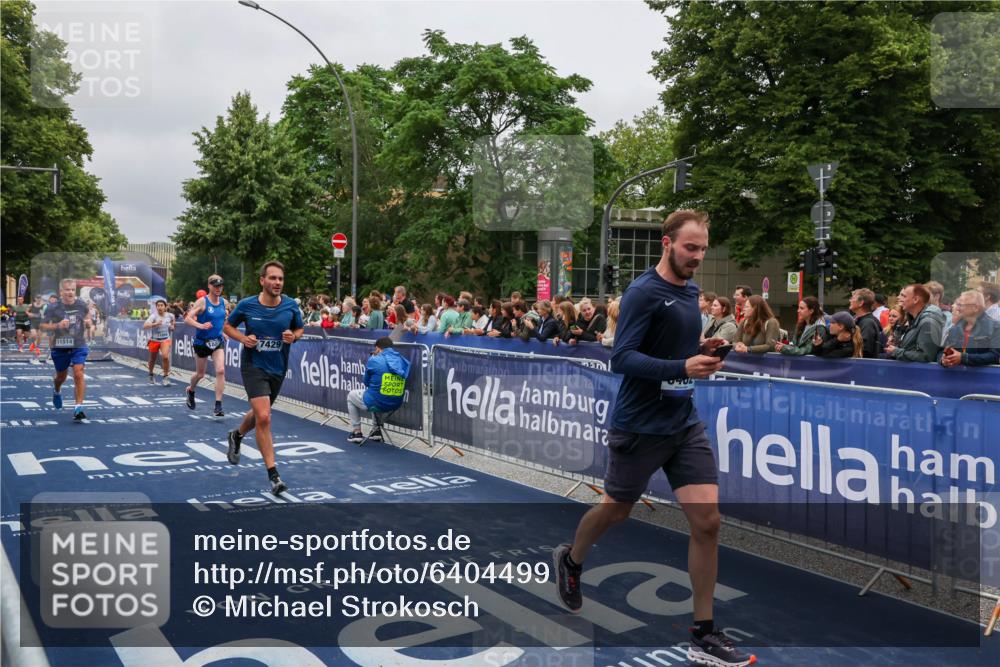 30.06.2024 - hella hamburg halbmarathon Michael Strokosch http://msf.ph/oto/6404499 30.06.2024 10:43:10 Ziel 1175, 1887, 4388, 4691, 4849, 5233, 5482, 7429, 8028, 11514, 11894 meine-sportfotos.de
