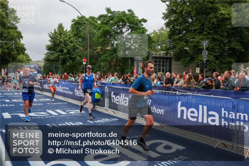 30.06.2024 - hella hamburg halbmarathon Michael Strokosch http://msf.ph/oto/6404516 30.06.2024 10:43:11 Ziel 1175, 1887, 4388, 4691, 4849, 5482, 7429, 8028, 11514, 11894, 12048 meine-sportfotos.de