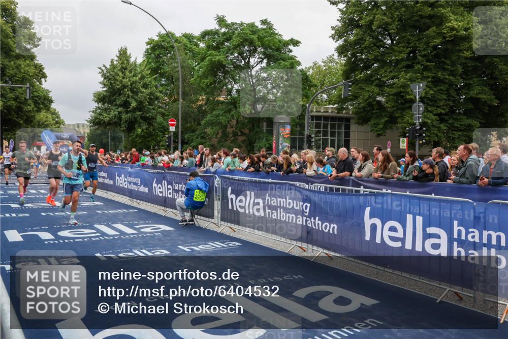 30.06.2024 - hella hamburg halbmarathon Michael Strokosch http://msf.ph/oto/6404532 30.06.2024 10:43:14 Ziel 1175, 1887, 4388, 4691, 4849, 7211, 7212, 8028, 11514, 11894, 12048 meine-sportfotos.de