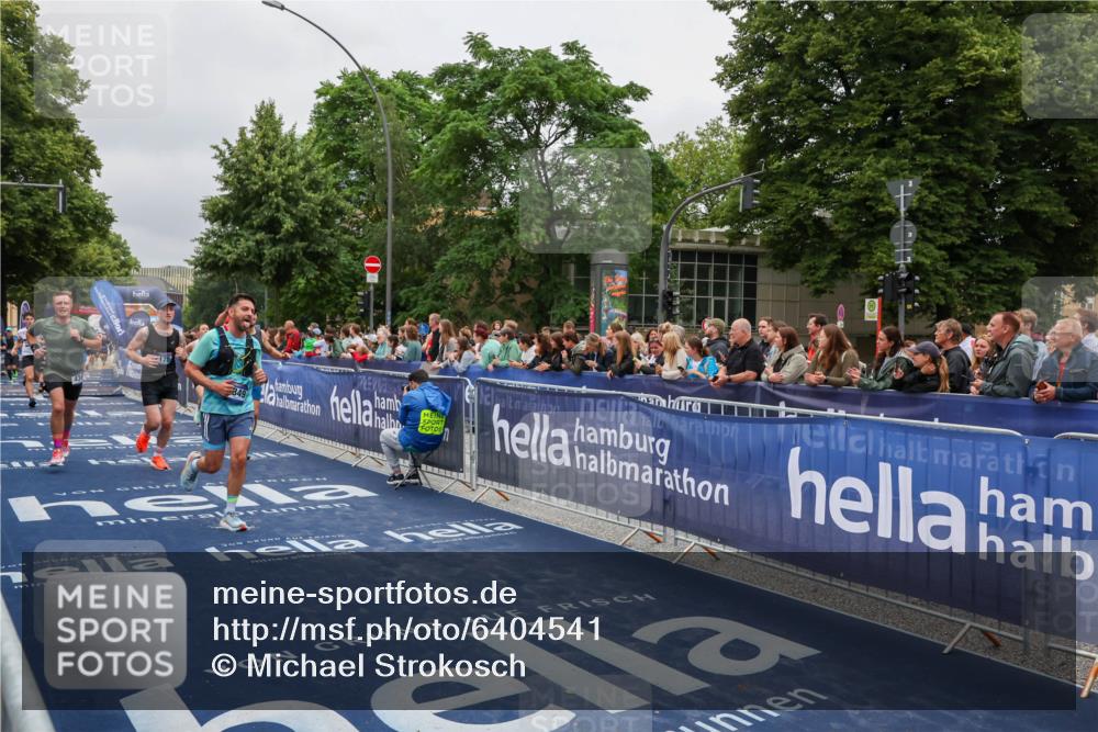 30.06.2024 - hella hamburg halbmarathon Michael Strokosch http://msf.ph/oto/6404541 30.06.2024 10:43:15 Ziel 1175, 2051, 4388, 4691, 4849, 7211, 7212, 8028, 8537, 11894, 12048, 12559 meine-sportfotos.de