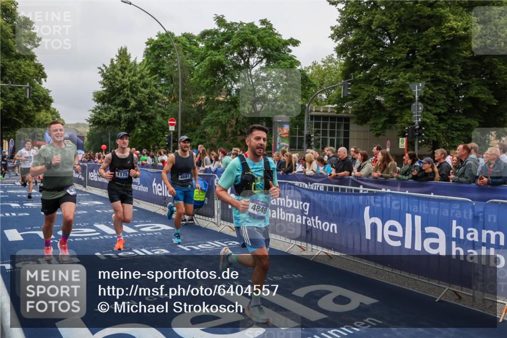 30.06.2024 - hella hamburg halbmarathon Michael Strokosch http://msf.ph/oto/6404557 30.06.2024 10:43:16 Ziel 1175, 2051, 3949, 4388, 4691, 4849, 7211, 7212, 8028, 8537, 8563, 12048, 12559 meine-sportfotos.de