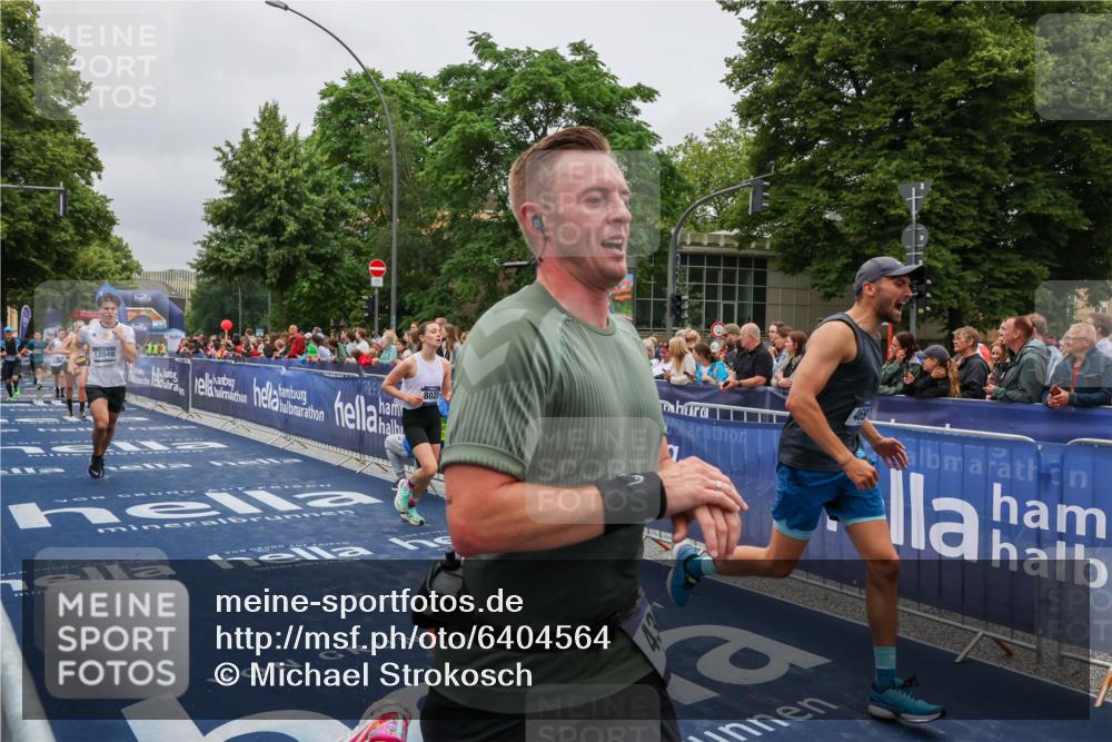 30.06.2024 - hella hamburg halbmarathon Michael Strokosch http://msf.ph/oto/6404564 30.06.2024 10:43:17 Ziel 1175, 2051, 3949, 4388, 4691, 4849, 7211, 7212, 7531, 8028, 8537, 8563, 12048, 12559 meine-sportfotos.de