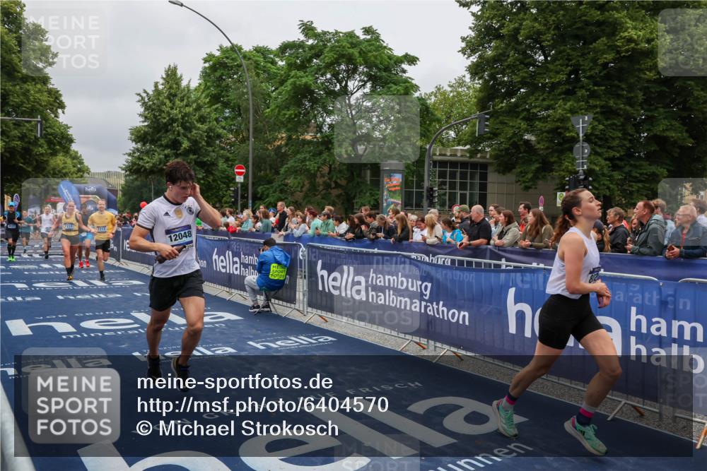 30.06.2024 - hella hamburg halbmarathon Michael Strokosch http://msf.ph/oto/6404570 30.06.2024 10:43:18 Ziel 1175, 2051, 3949, 4388, 4691, 4849, 6922, 7211, 7212, 7531, 8028, 8537, 8563, 9108, 12048, 12559 meine-sportfotos.de