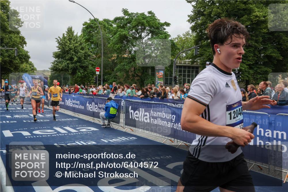 30.06.2024 - hella hamburg halbmarathon Michael Strokosch http://msf.ph/oto/6404572 30.06.2024 10:43:19 Ziel 1175, 2051, 3949, 6922, 7211, 7212, 7531, 8028, 8537, 8563, 9108, 12048, 12559 meine-sportfotos.de