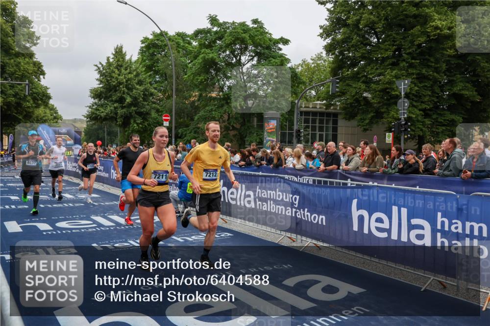 30.06.2024 - hella hamburg halbmarathon Michael Strokosch http://msf.ph/oto/6404588 30.06.2024 10:43:20 Ziel 2051, 3949, 4976, 6922, 7211, 7212, 7531, 8537, 8563, 9108, 12048, 12559 meine-sportfotos.de